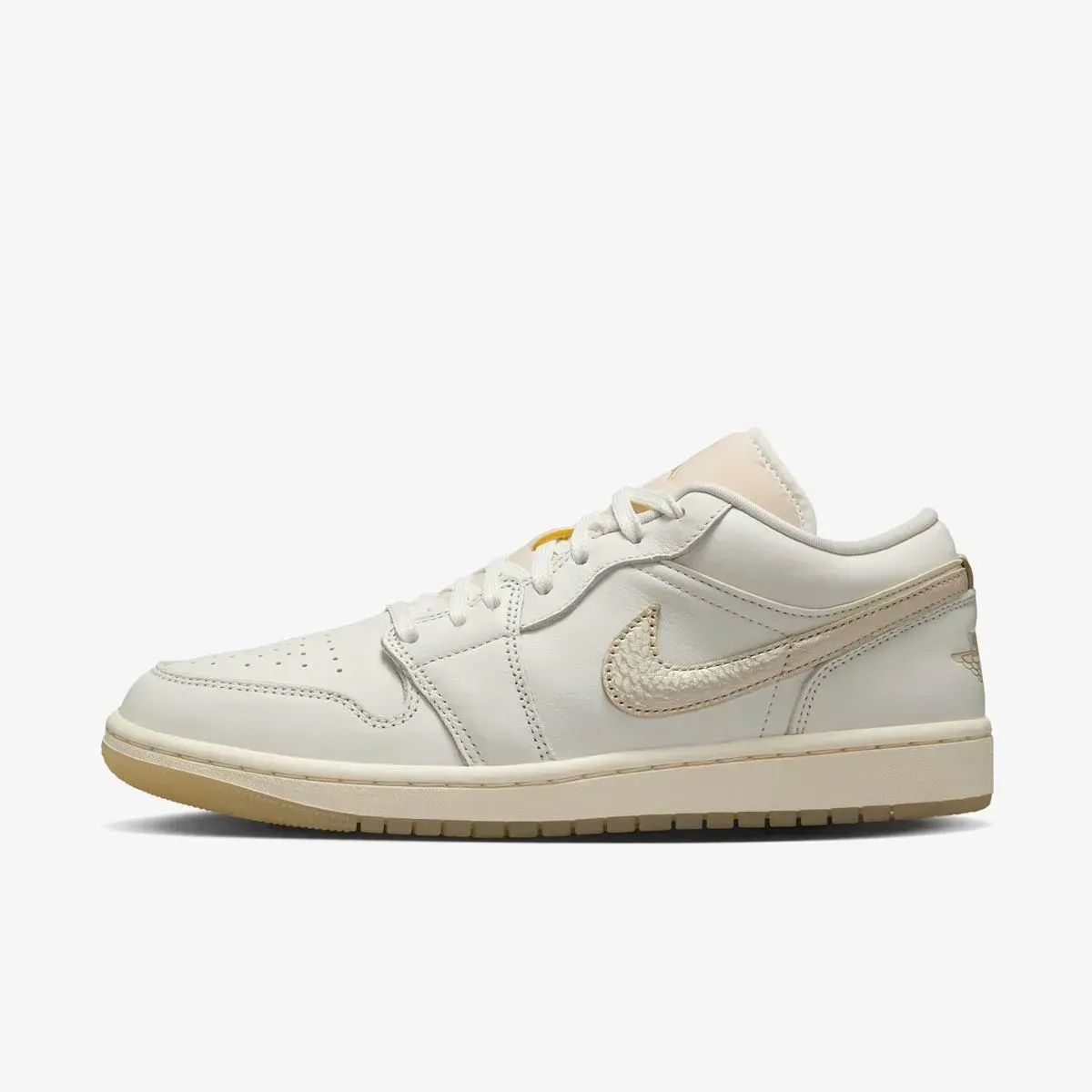 Кросівки жіночі Jordan Wmns Air Jordan 1 Low Se (HV5157-100)