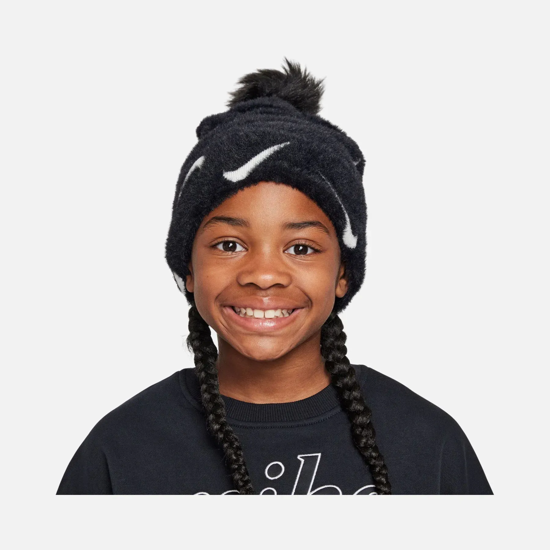 Шапка Nike Sportswear Peak Sc Swoosh Graphics And Faux Fur Pompom Detail (FZ3062-010)