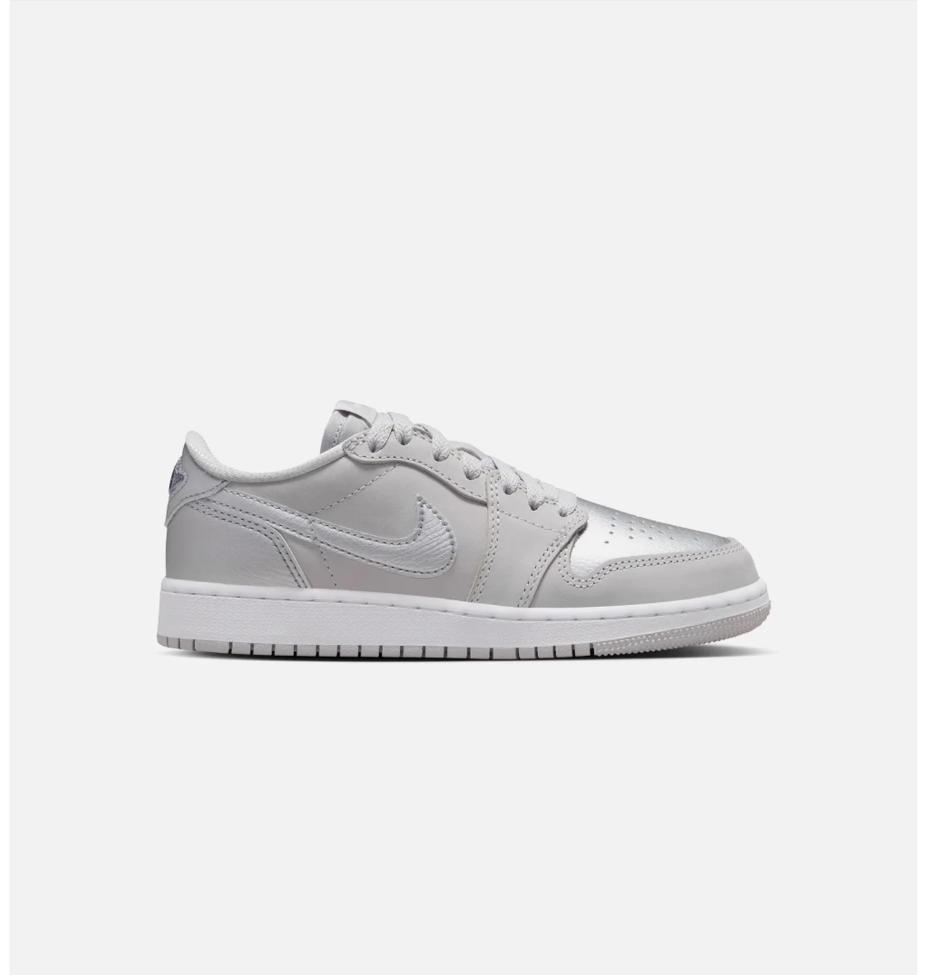 Кросівки дитячі Air Jordan 1 Retro Low Og Silver Grade School Lifestyle Shoe Grey CZ0858-002