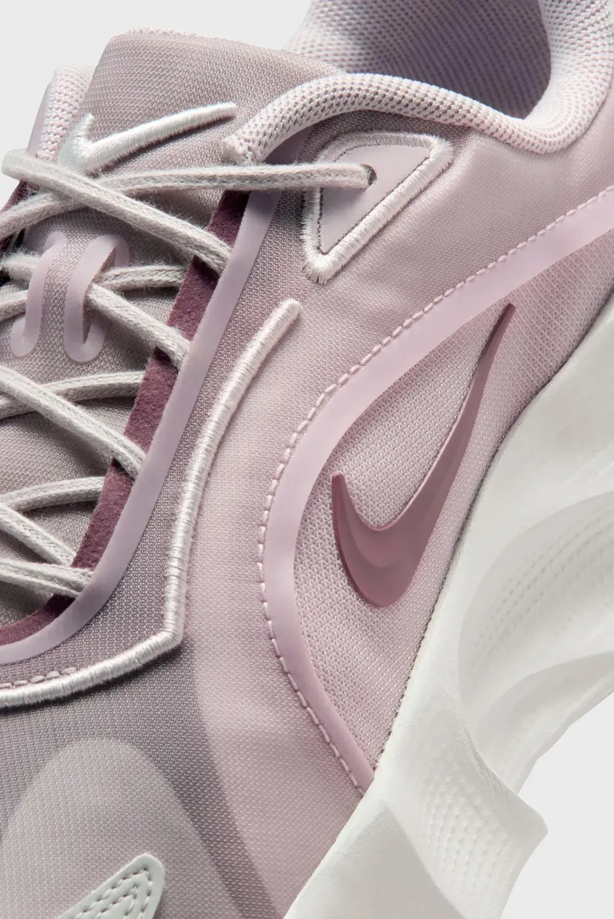 Кросівки жіночі Nike Wmns Aura Edge (HQ7025-001)