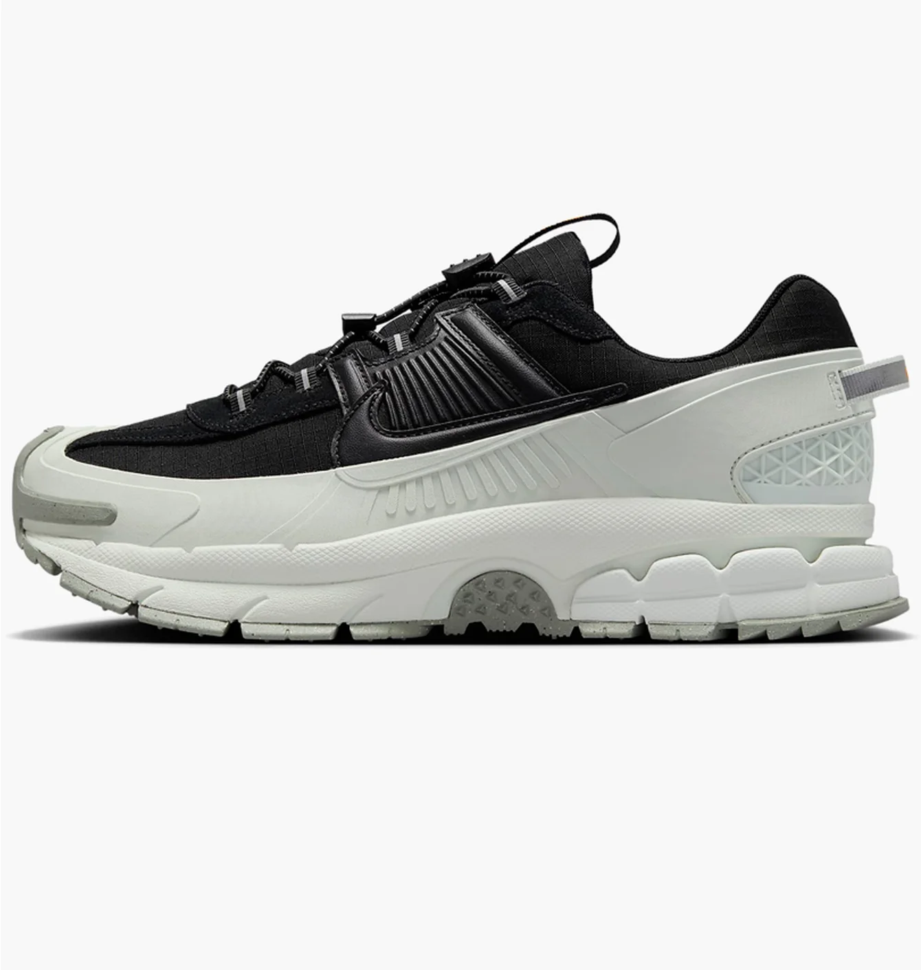 Кросівки чоловічі Nike Zoom Vomero Roam MenS Winterized Shoes White/Black FV2295-001