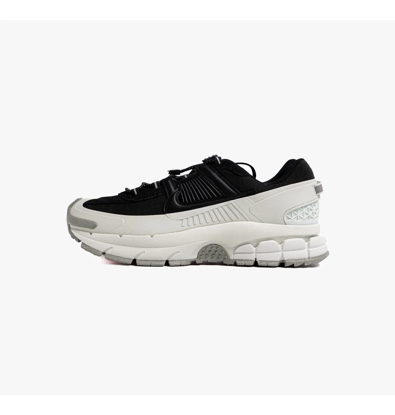 Кросівки чоловічі Nike Zoom Vomero Roam MenS Winterized Shoes White/Black FV2295-001