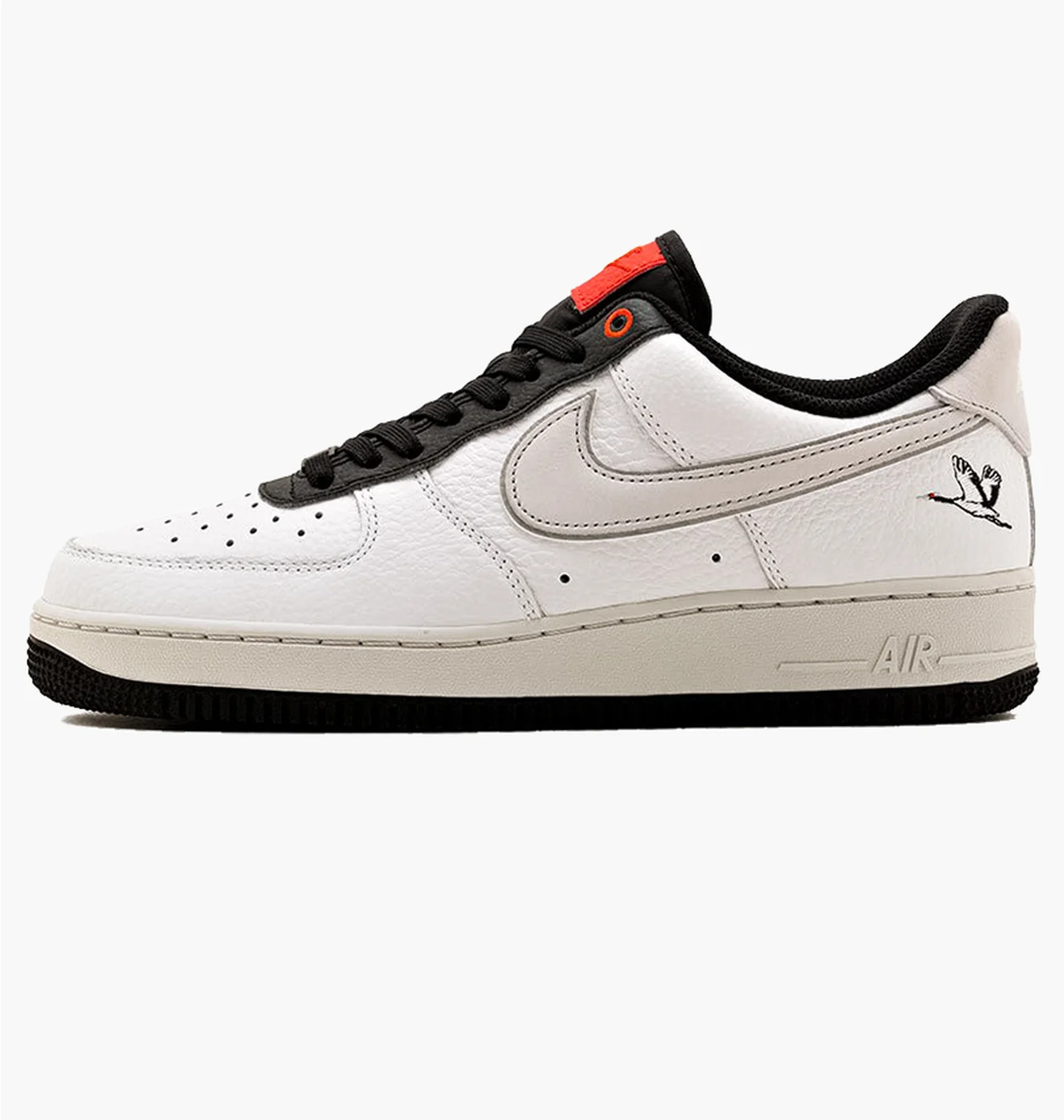 Кросівки чоловічі Nike Air Force 1 07 Lx White DA8482-100