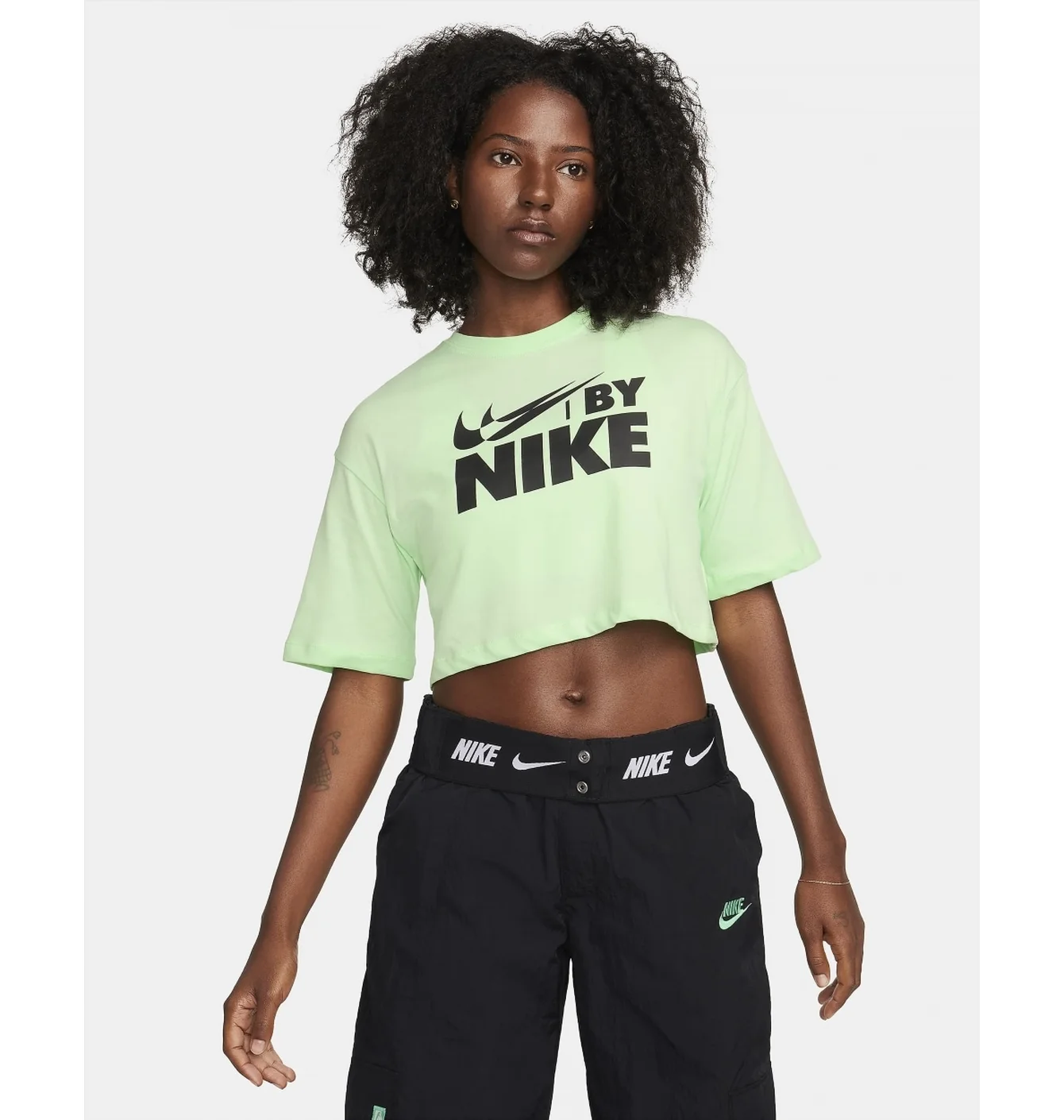 Футболка жіноча Nike Sportswear Green FZ4635-376