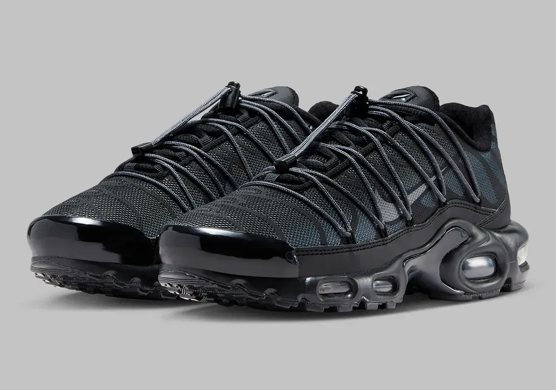 Кросівки жіночі Nike Air Max Plus Appears With Toggle Laces And A “Black/Llic Silver” Coat (FZ2770-001)